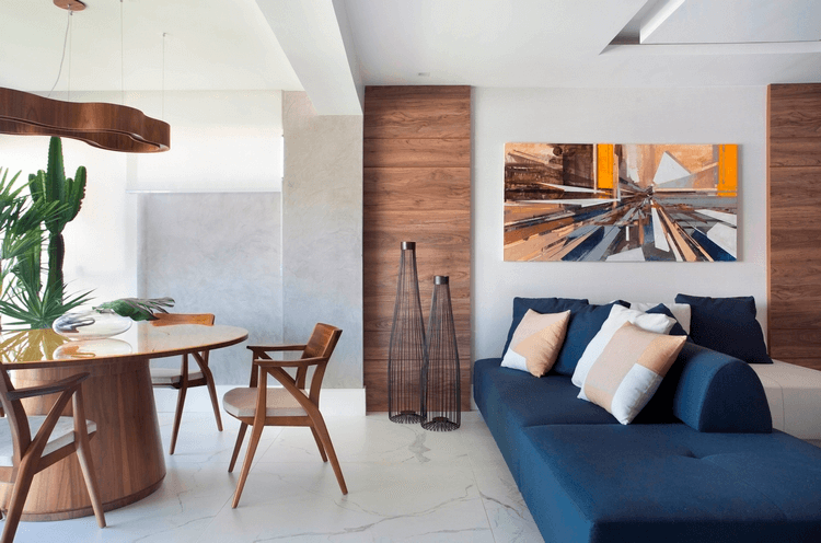 sala-integrada; varanda-integrada; varanda-com-churrasqueira; decoração-de-tons-neutros; sofá-azul 